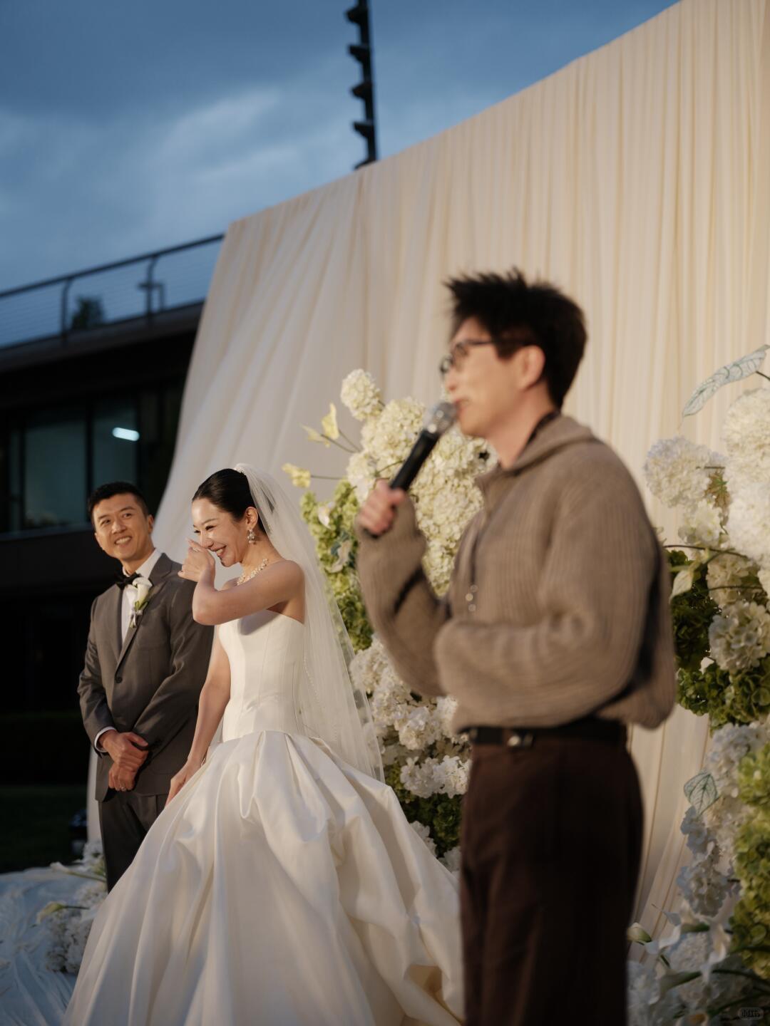 毛不易给相识二十年老友佳奇的婚礼祝福，引发热议了：

他说：“结婚当然对咱们现在