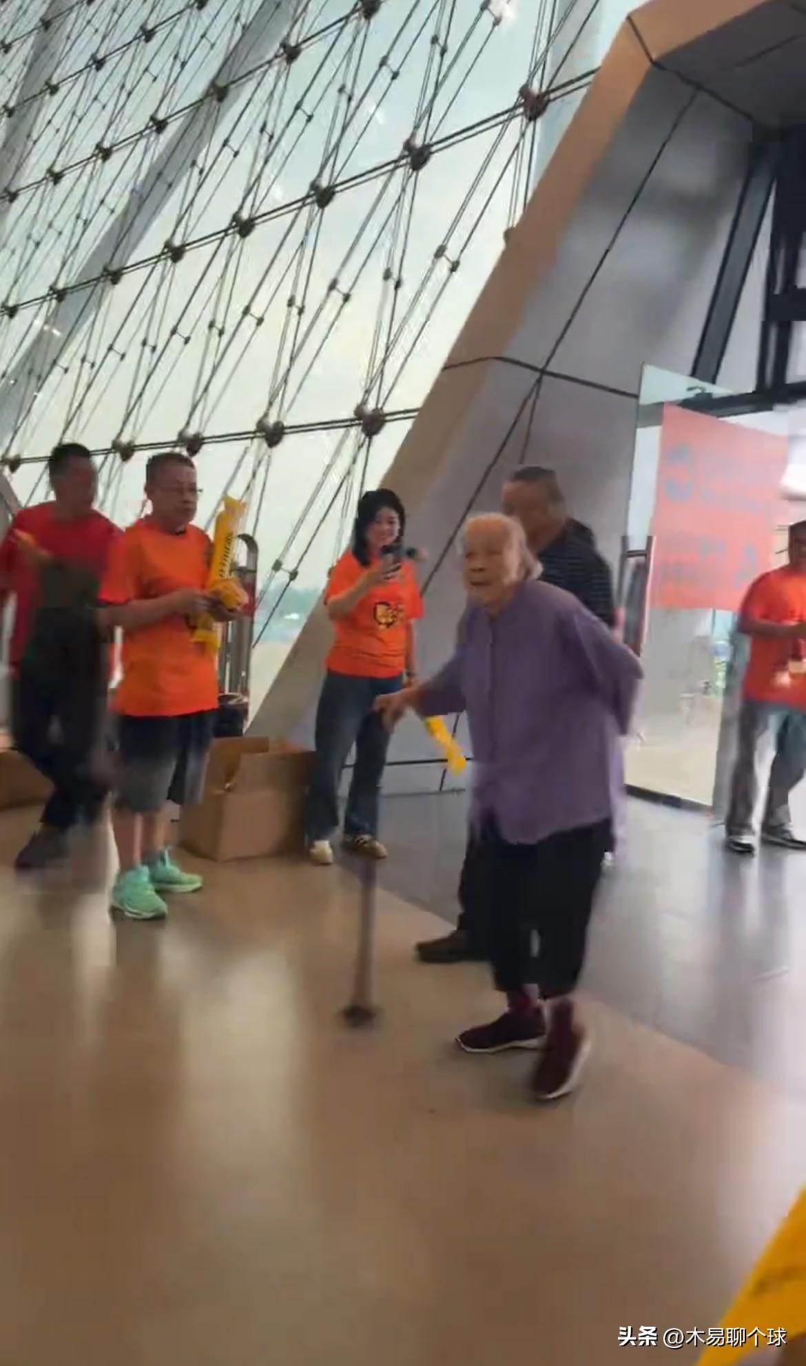 广东宏远：令人感动的一幕！
3月31日晚间，广东男篮主场迎战江苏男篮，广东宏远主