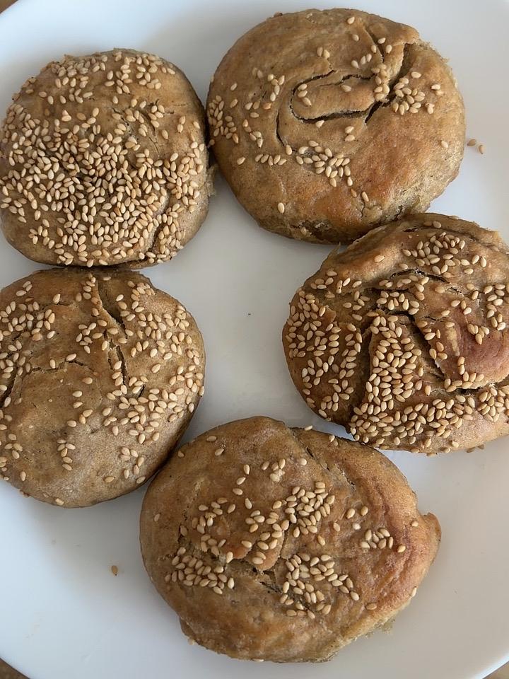 自己烤的烧饼
虽然不太好看，也不太好吃[捂脸]
但是绝对安全！
绝对没有各种科技