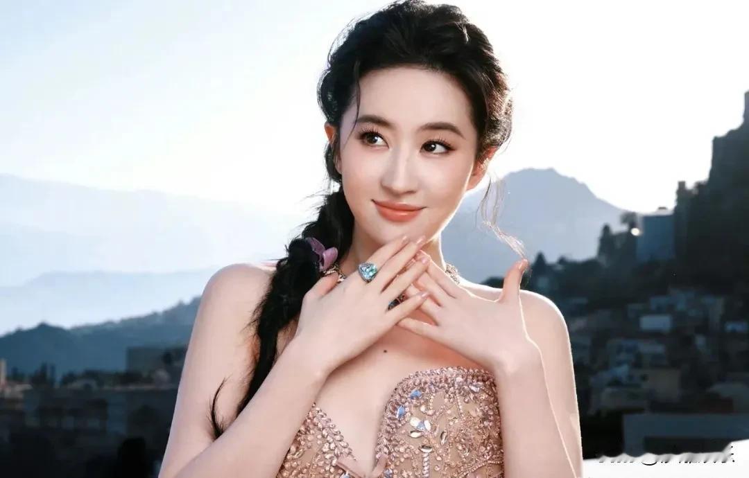 刘亦菲，深夜冲上热搜！

3月12日，刘亦菲深夜冲上热搜，不是因为作品，也不是因