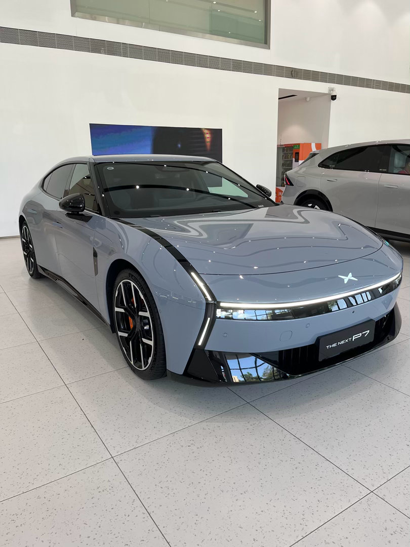 🚗小鹏p7✅ 优点1.扎实的续航与超快补能：全系标配800V高压SiC平台和5