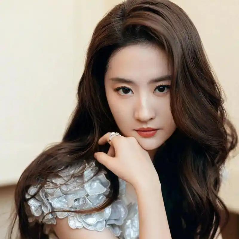 皮相美转瞬即逝，骨相美才更耐看
 
同为80后高颜值女星，赵丽颖与刘亦菲美得截然