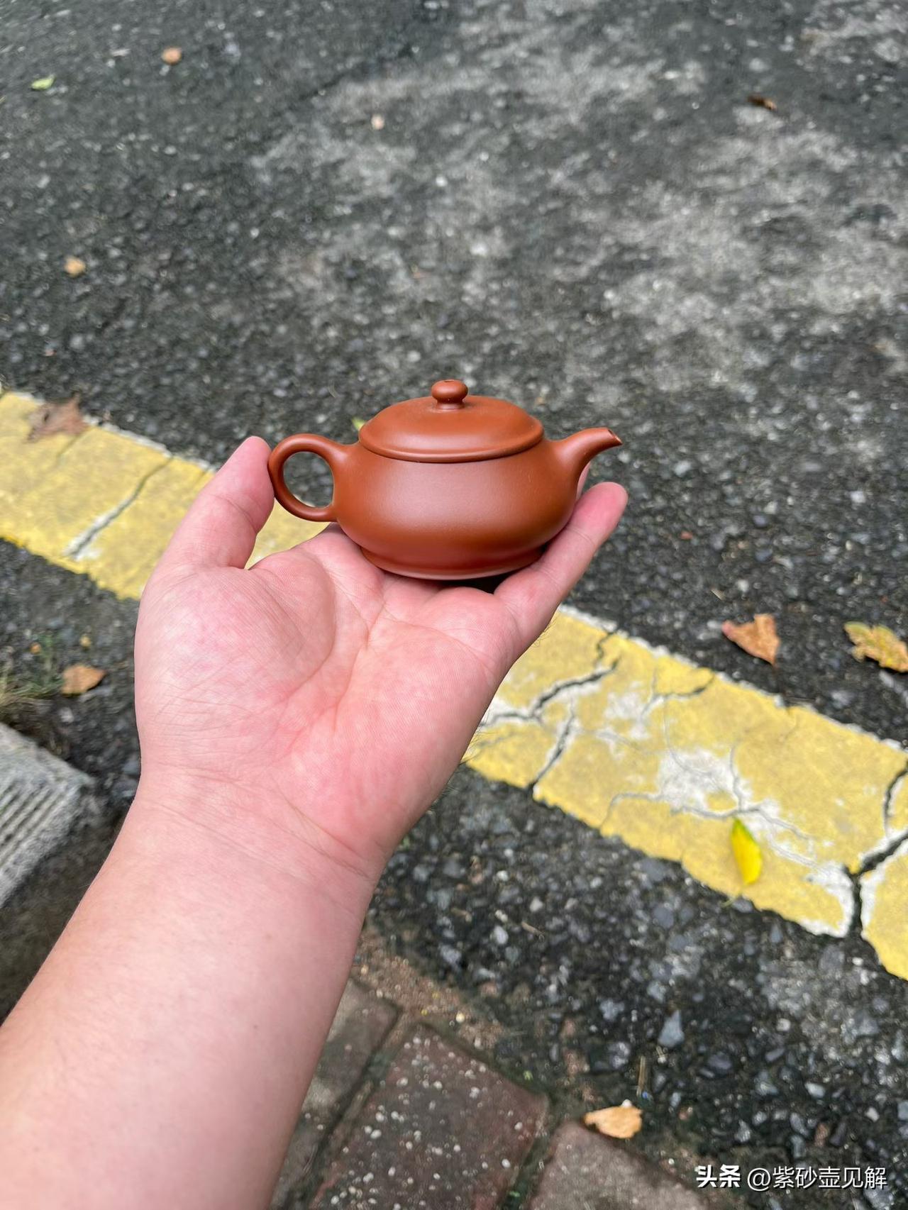 明炉紫砂壶特征了解啊？
明炉紫砂壶，取宣德炉之沉穆，化作文人案头的一炉安静。壶身
