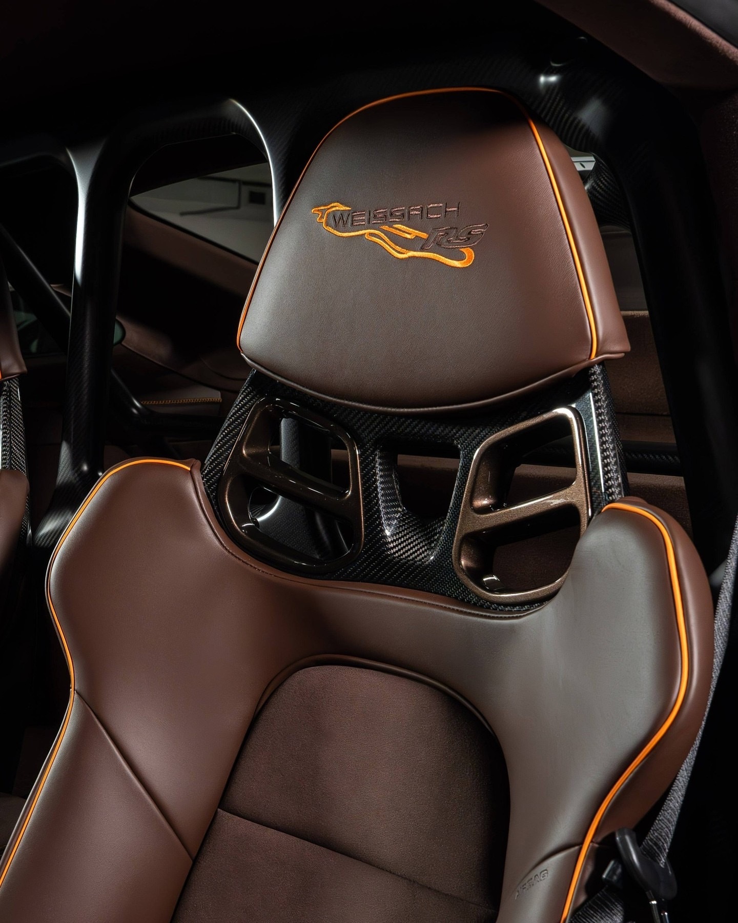 这款911 GT3 RS，配色少见哦。以深邃的夏威夷果金属漆涂装，配以暖色调的碳