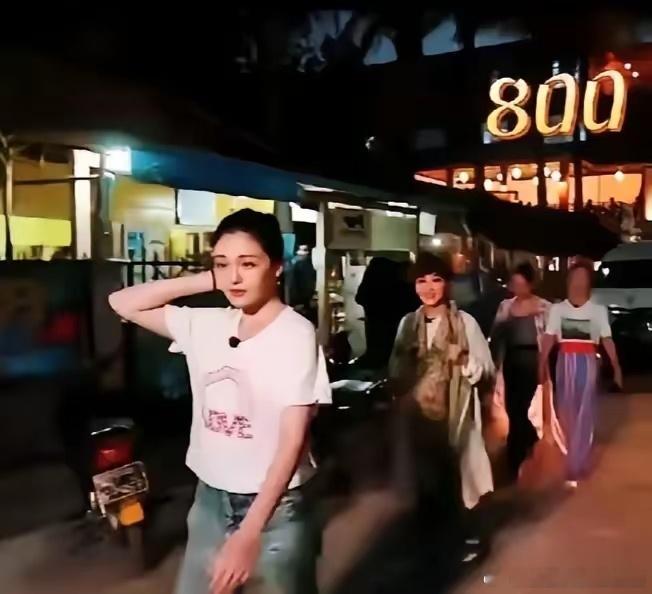 大S与好姐妹去蹦迪了！这状态青春活力，绝对蹦的动，她当晚头扎丸子，妆容精致，看起