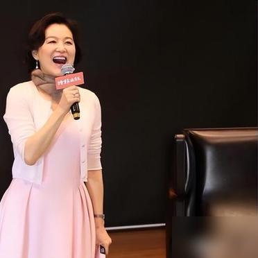 林青霞剪了微卷短发穿粉开衫！你猜这一身总价多少？百万起步！
那件樱花粉开衫是R