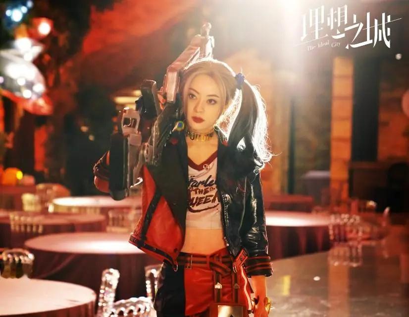 孙俪也太豁的出去了吧，扮小丑女腰细腿长，染彩发像漫画少女! ​