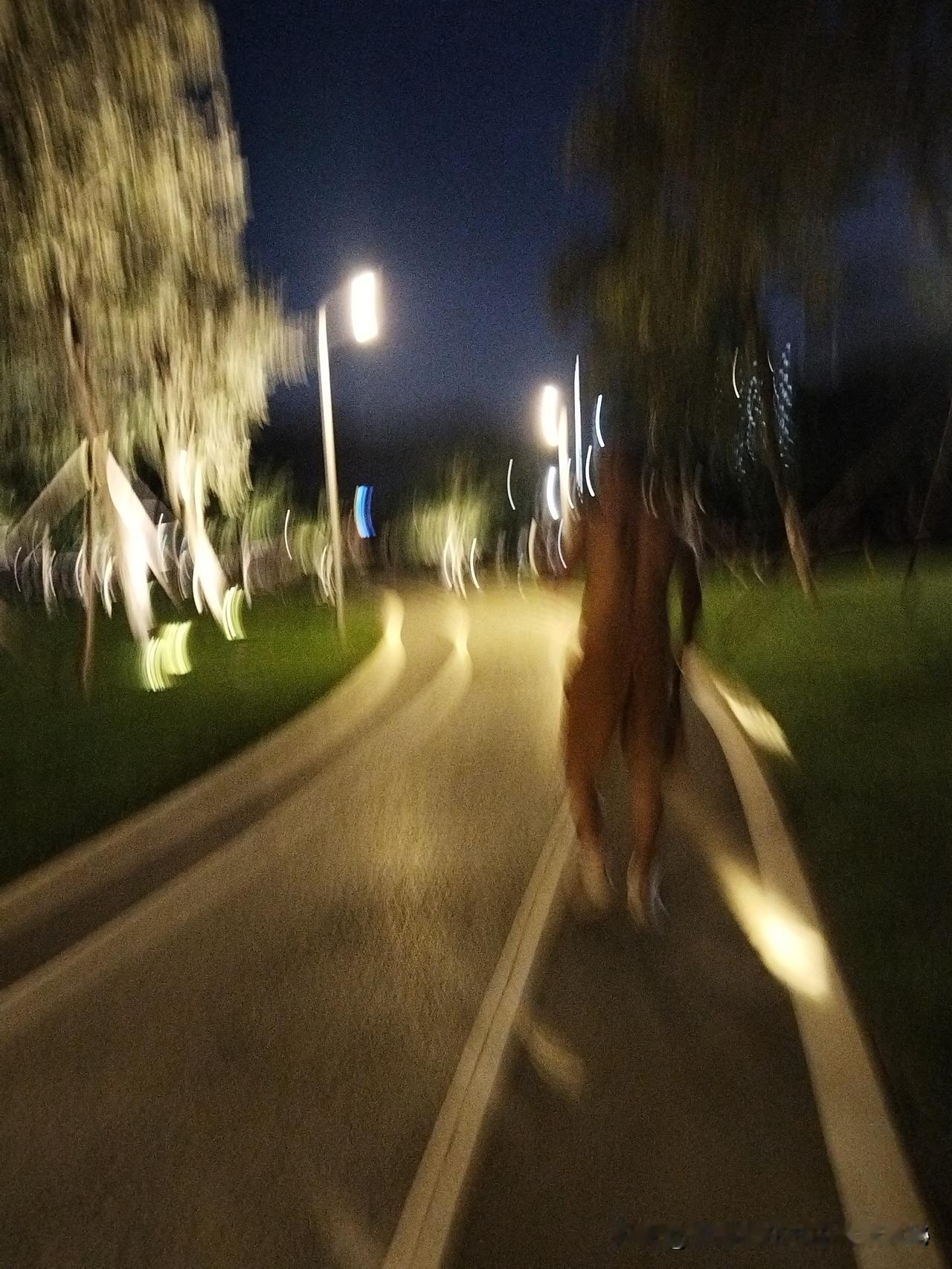 晚上饭后遛弯,到底养生还是添堵?晚上饭后遛弯是养生哦，道慢时光能让人瞬间减压。走