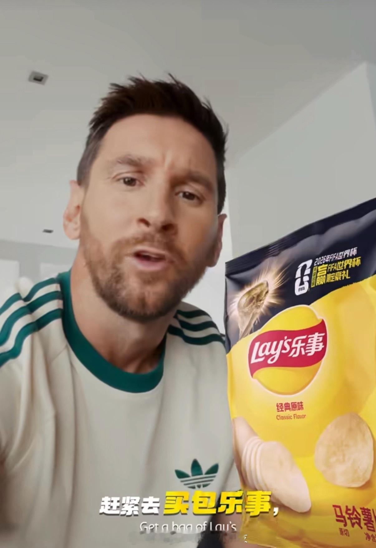 围观世界杯 FIFA世界杯的脚步越来越近，而属于球迷们的仪式感，也开始提前升温了