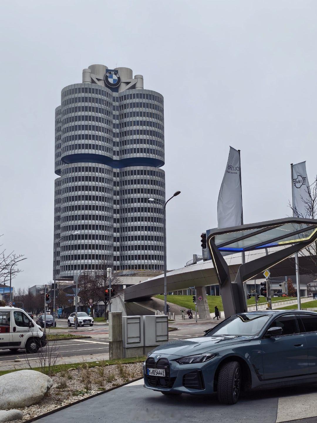 马上圣诞节了，德国街上能见到很多圣诞树🎄 