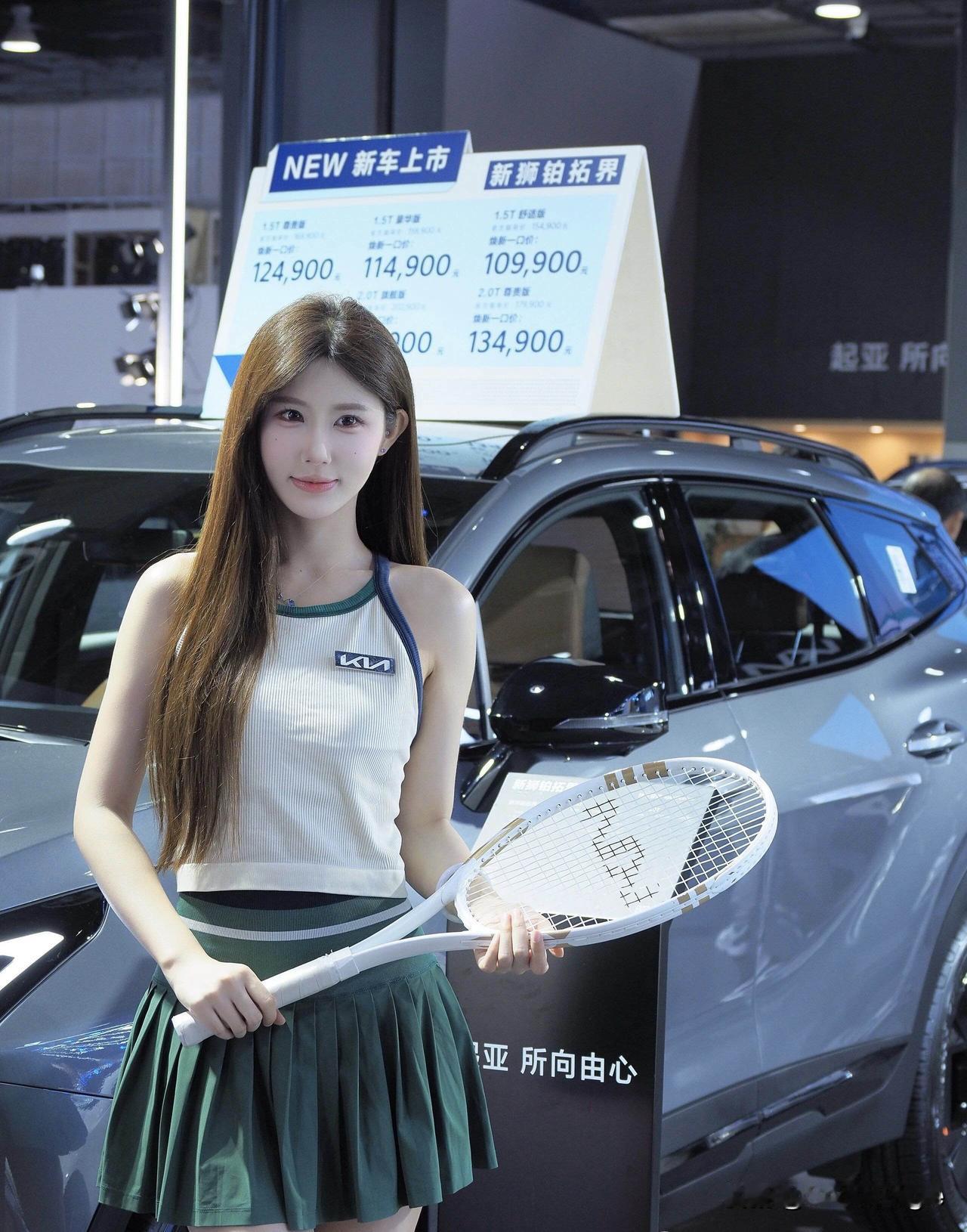 车如美人立，笑靥映新颜。