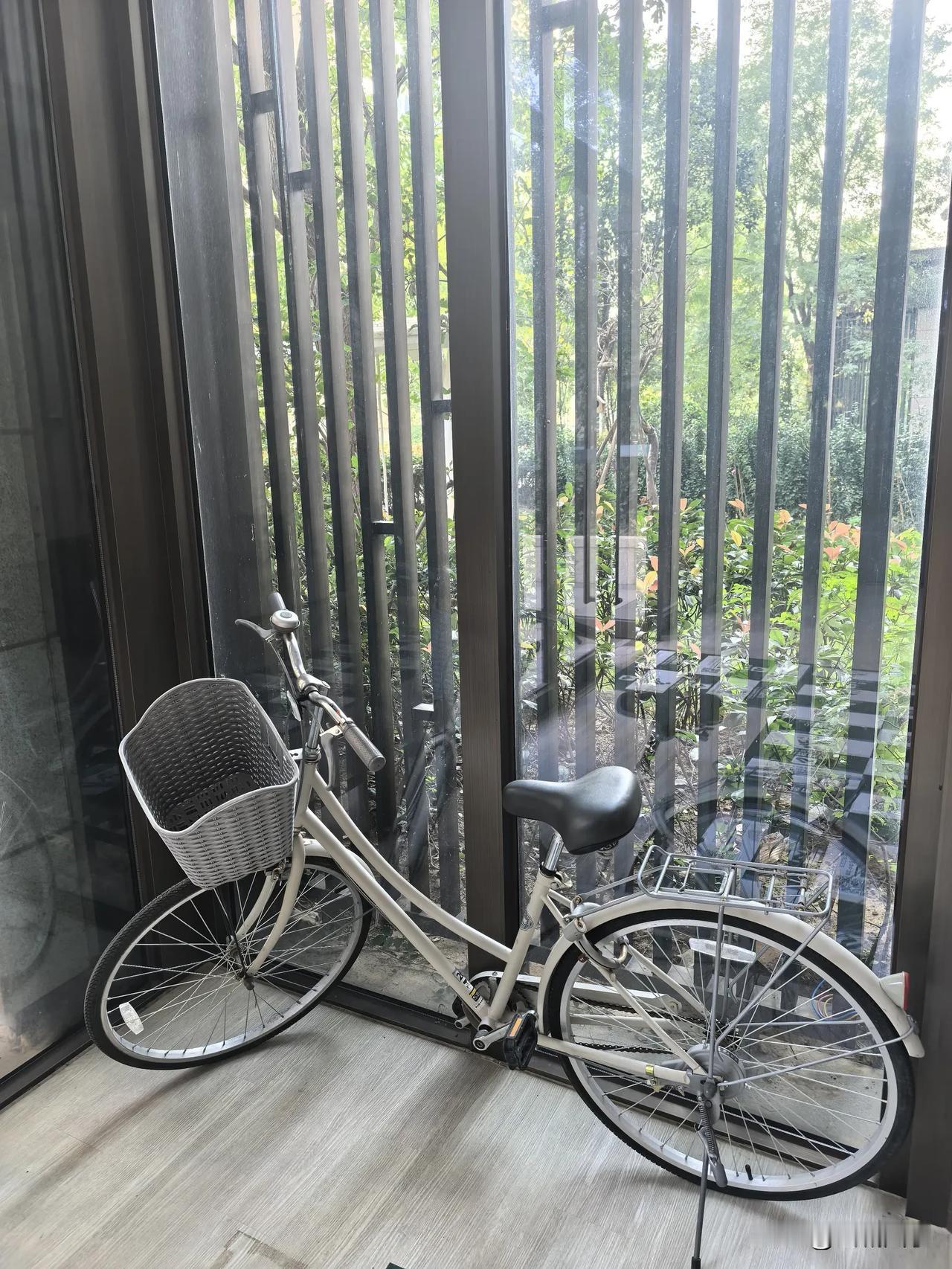 这县城烂尾小区 3块6的物业，最近做了两件深得我心的事情。

一件是我们入户门外
