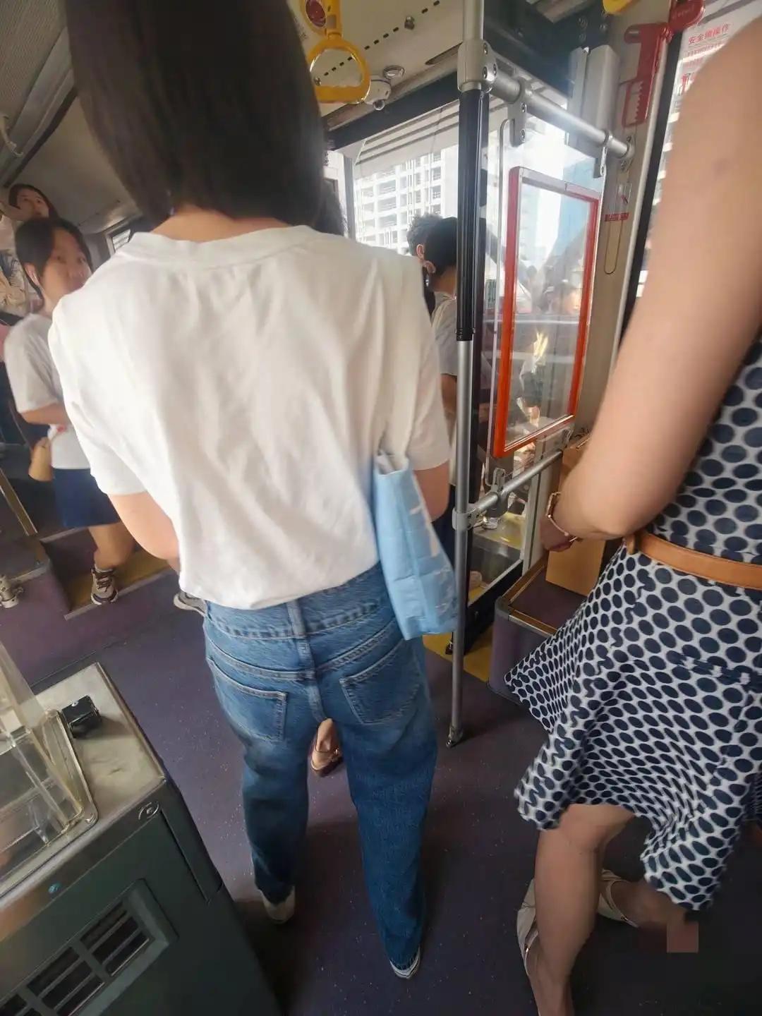 这司机干的漂亮！”7月9日，成都，一公交车上有乘客抱怨，怎么有汽油味，司机顿时警