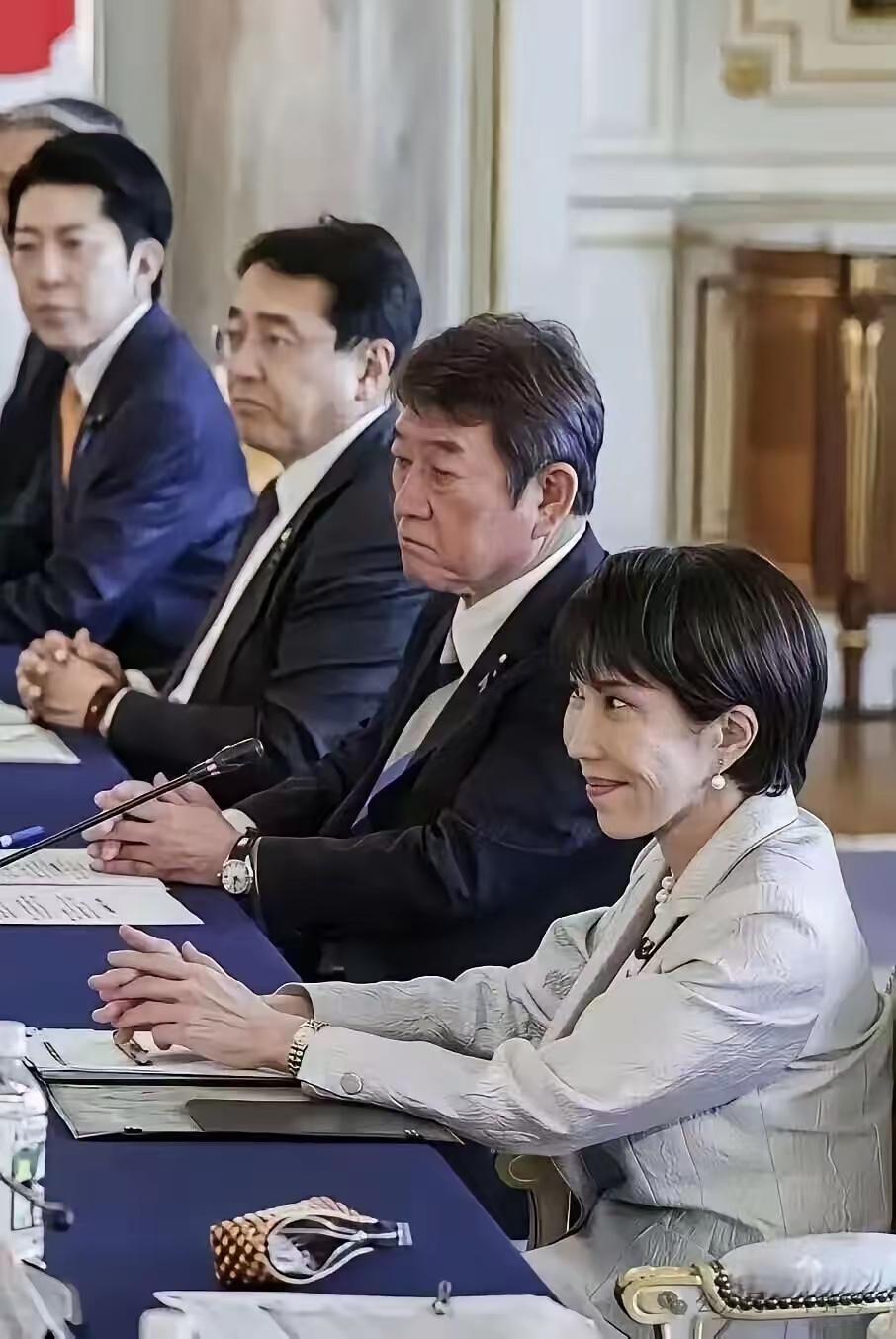 日本《朝日新闻》11月19日报道，11月17日的日本众院预算委员会会议上，日本首