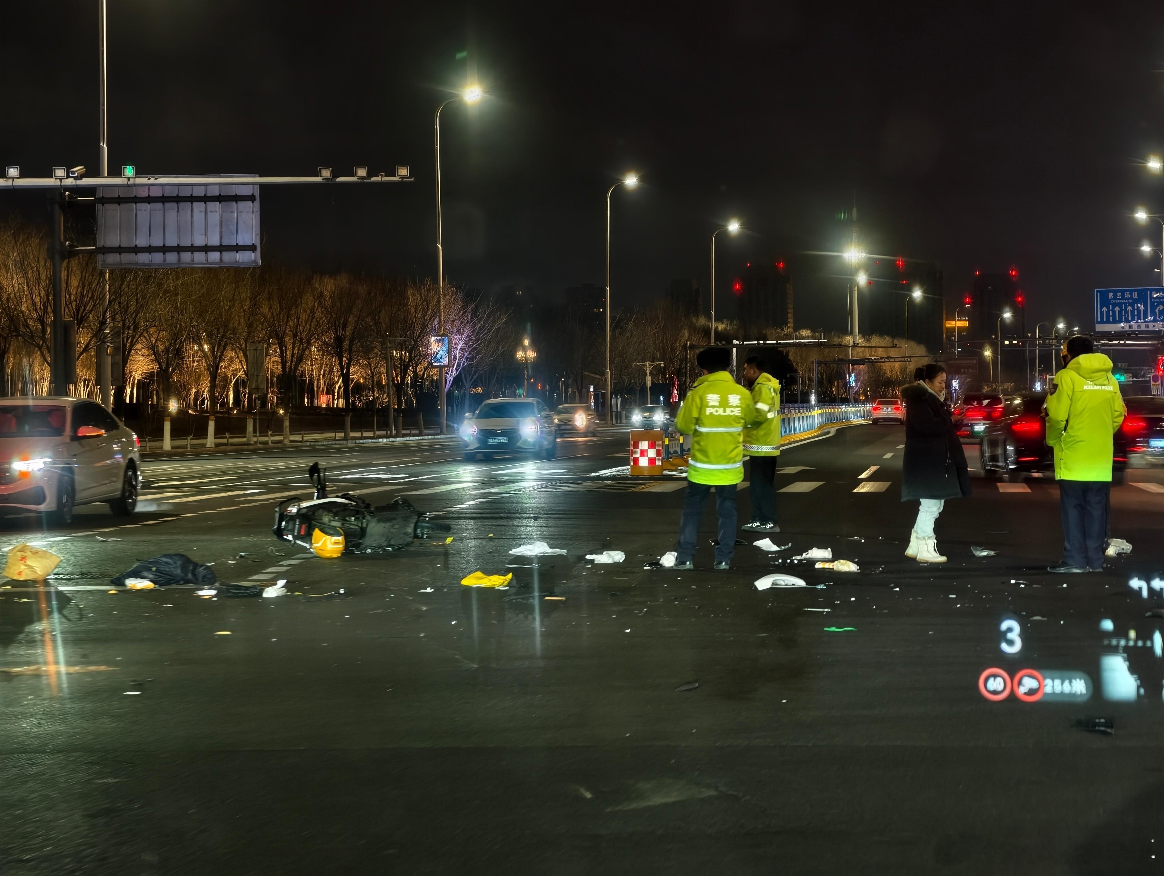 我靠，一地碎片赶上今天下雪过路口的时候大家可得加点小心 