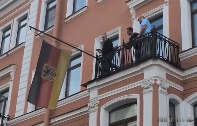 德国驻俄罗斯圣彼得堡总领事馆关闭，大楼上的国徽、德国和欧盟旗帜以及其他标识已被取