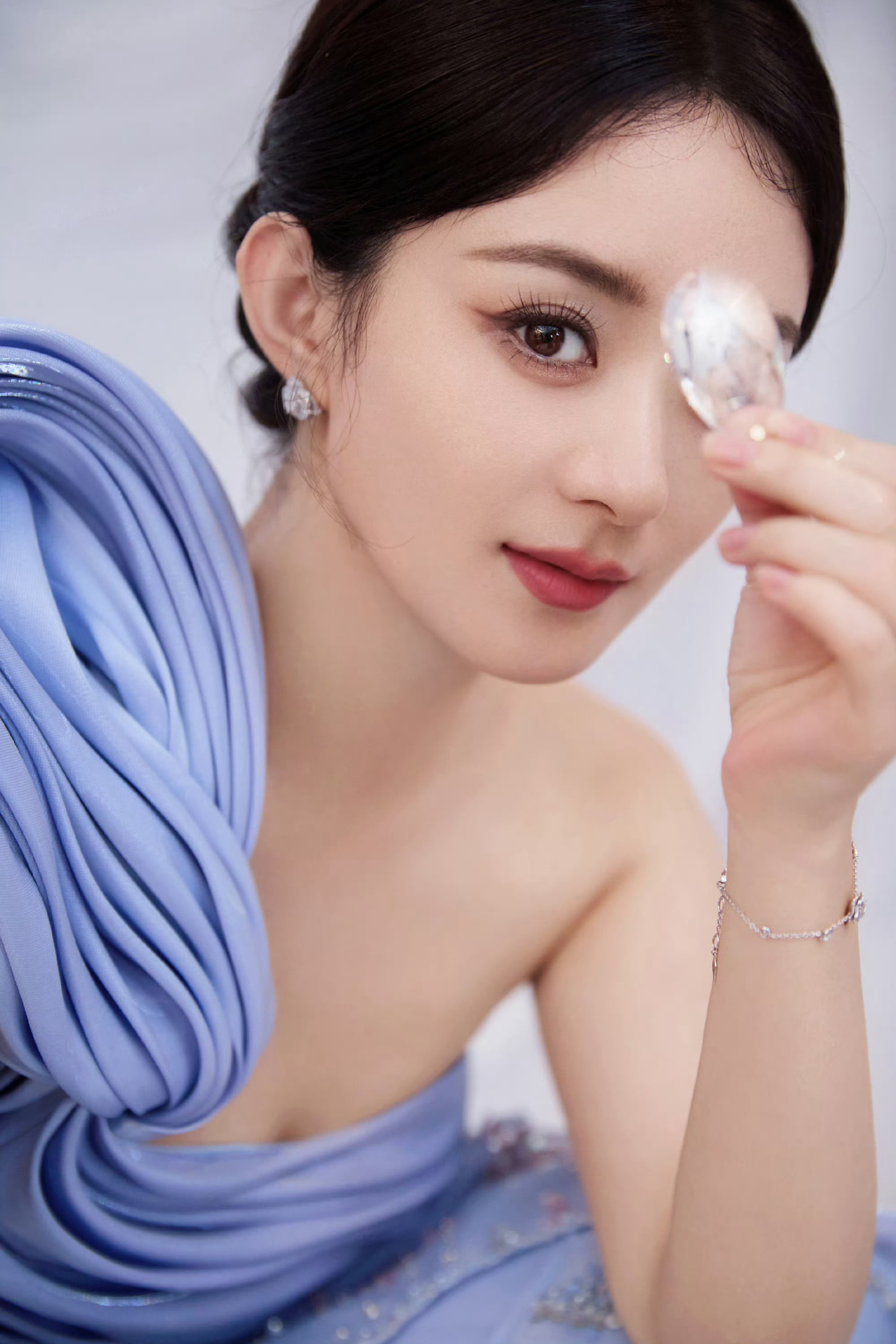 坠入蓝紫色星河褶皱里层叠花瓣裙摆缀满细碎亮钻单边扭褶肩带勾勒温柔肩颈每一帧都是童
