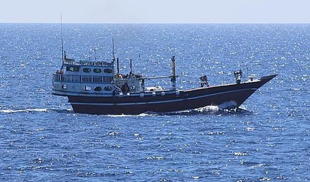 4月26日，英国那边一艘货船在索马里东北部一个叫加拉阿德的地方附近，被一帮不明身