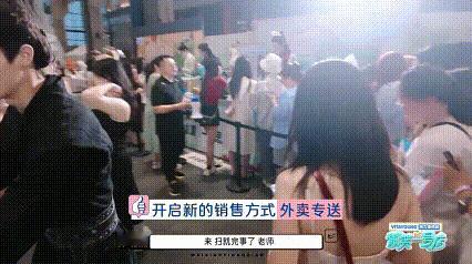 谁能拒绝许珑瀚热情小狗卖咖啡 看他对待每个顾客都这么认真太难得， 这种不怕吃苦的