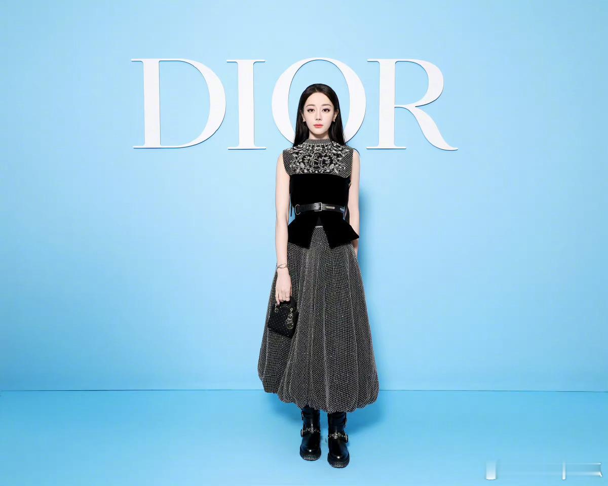 **迪丽热巴三登《ELLE》开年刊，七度亮相《费加罗》，DIOR新春广告再添光彩