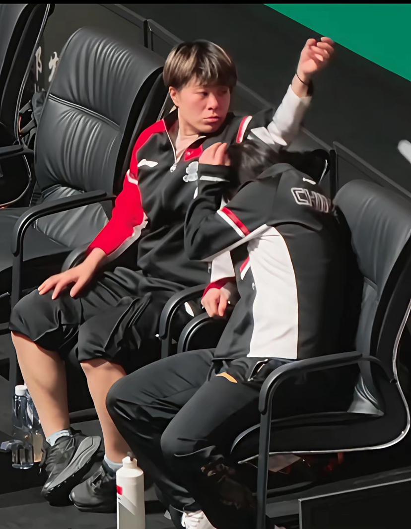 赛场不确定情况频出，王艺迪第一反应护着孙颖莎行为，给人带来安全感！

王艺迪人品