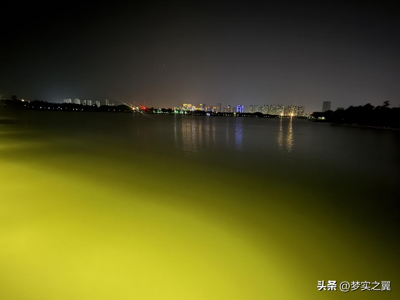 【小对联】
上：夜景；
下：……？