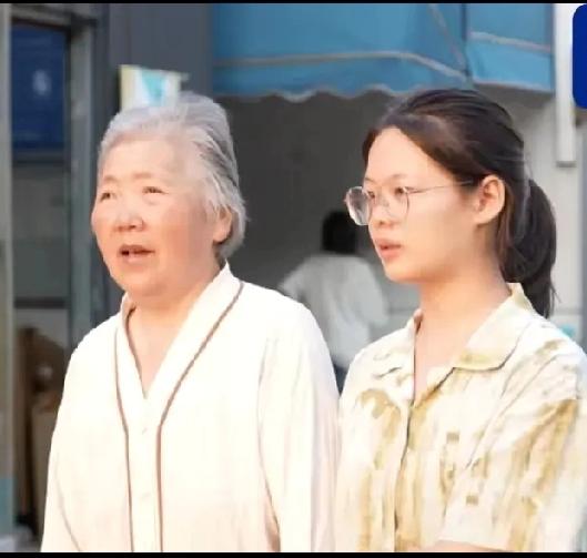 “这女孩，简直太了不起了！”严慧6岁被母亲抛弃，12岁父亲又因肝癌离世，此后便与