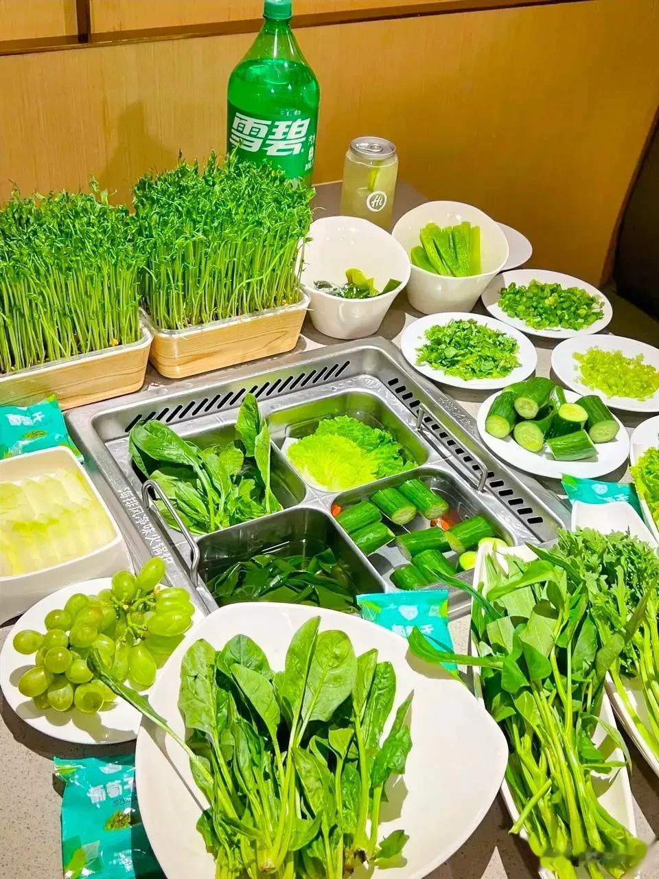 突然发现，
很多人吃素并不仅仅为了健康，
而是寻求心里的一种平和感。
我一个朋友