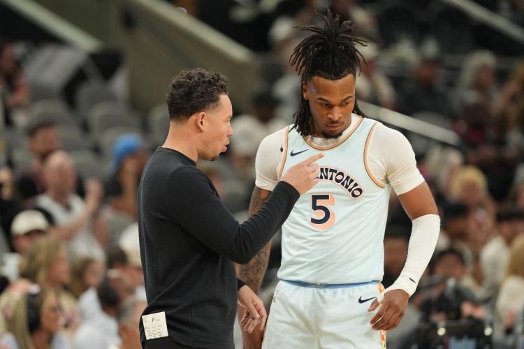 马刺战胜尼克斯，米奇夸赞一人，不是文班，也不是哈珀
NBA总决赛G3的比赛落下帷