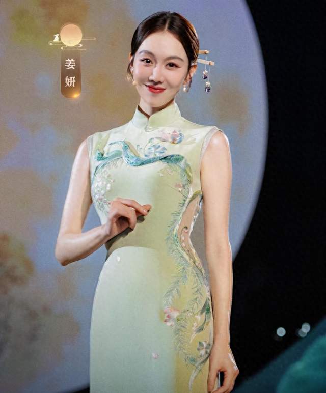 姜妍秋晚旗袍出圈，豪门阔太是最大误会