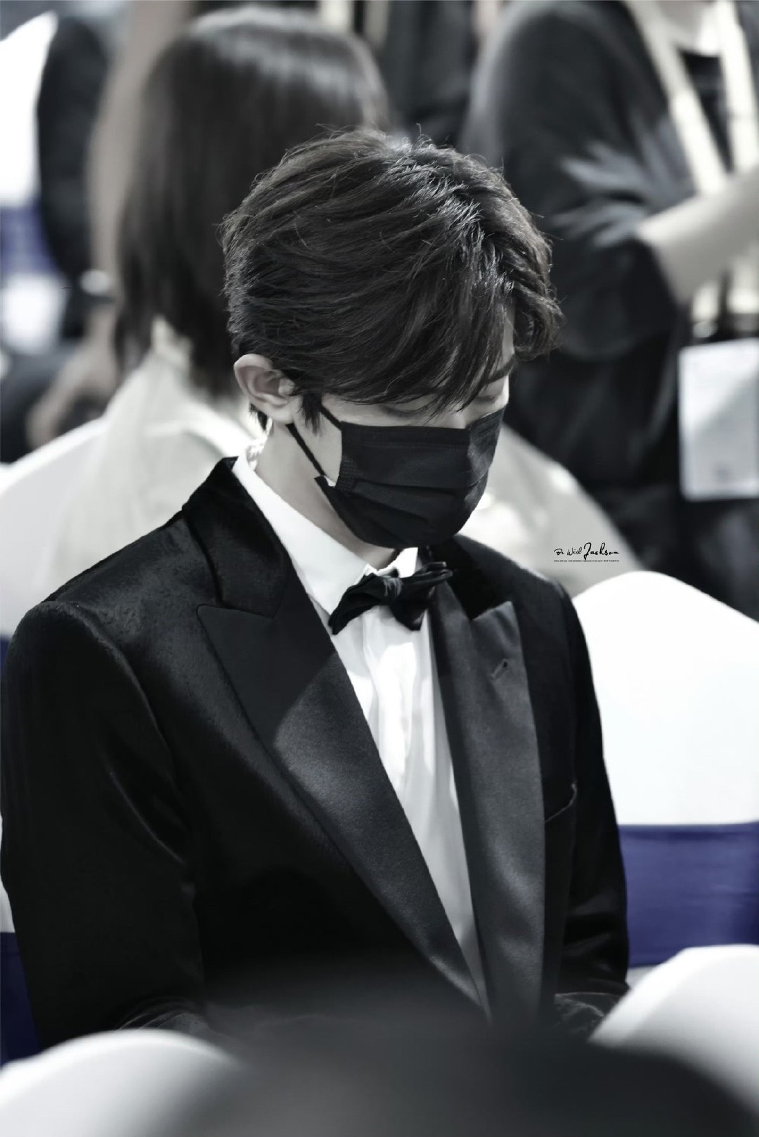 易烊千玺金鸡奖领结黑西装，结婚！ 