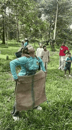 印尼每年都有人被榴莲砸死，大妈应该也是印尼的，榴莲树又高又大，老树每年结果累累，