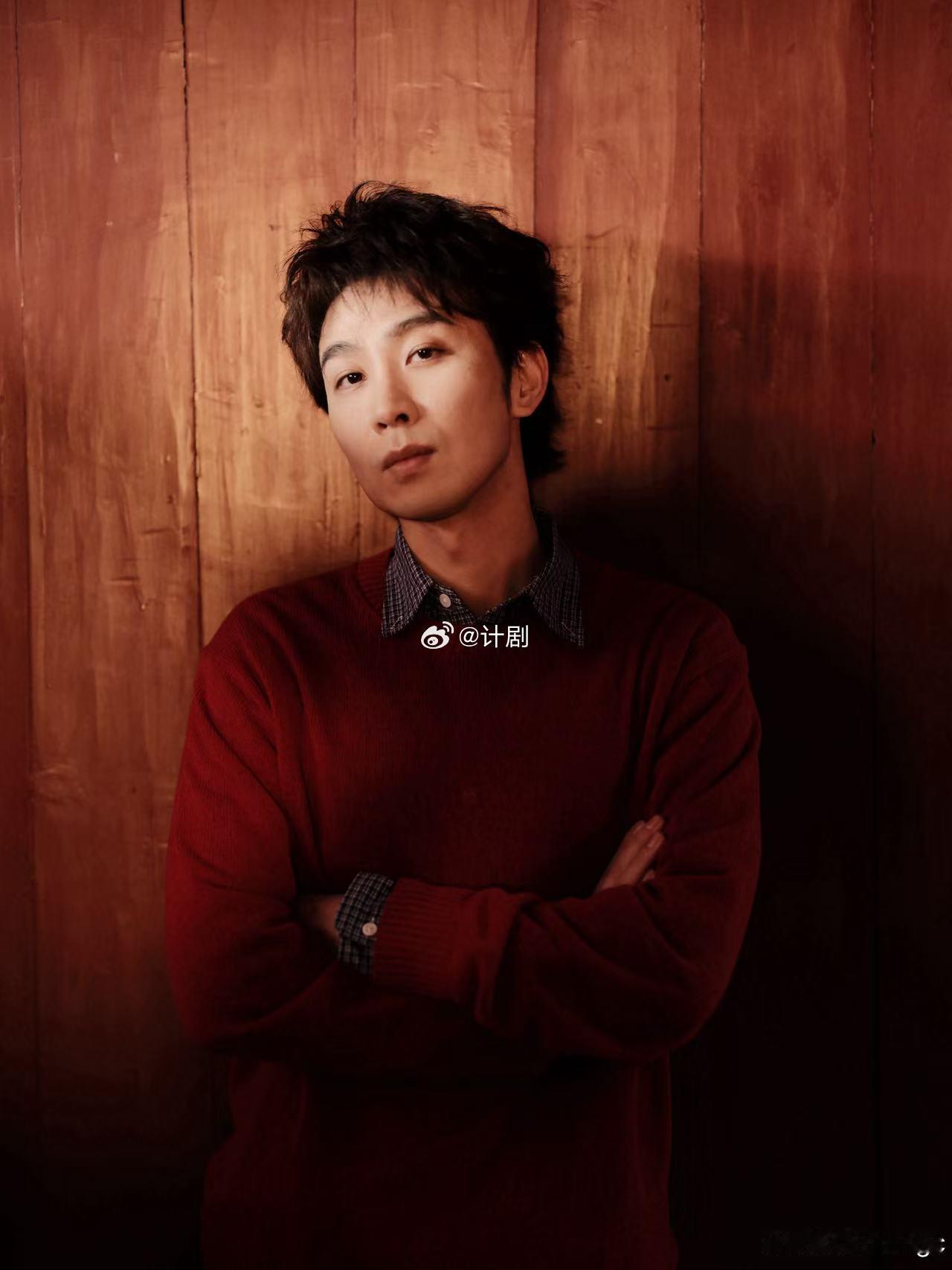 杨超越蒋龙杨超越张弛演我被点名 杨超越蹲下去的时候可能在想还好点的不是我，张弛在