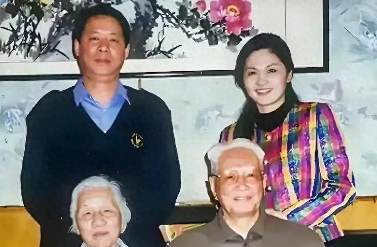 80年代曾经走红的女演员，曾嫁给上将张震之子，如今离婚多年生活如何？
1969年