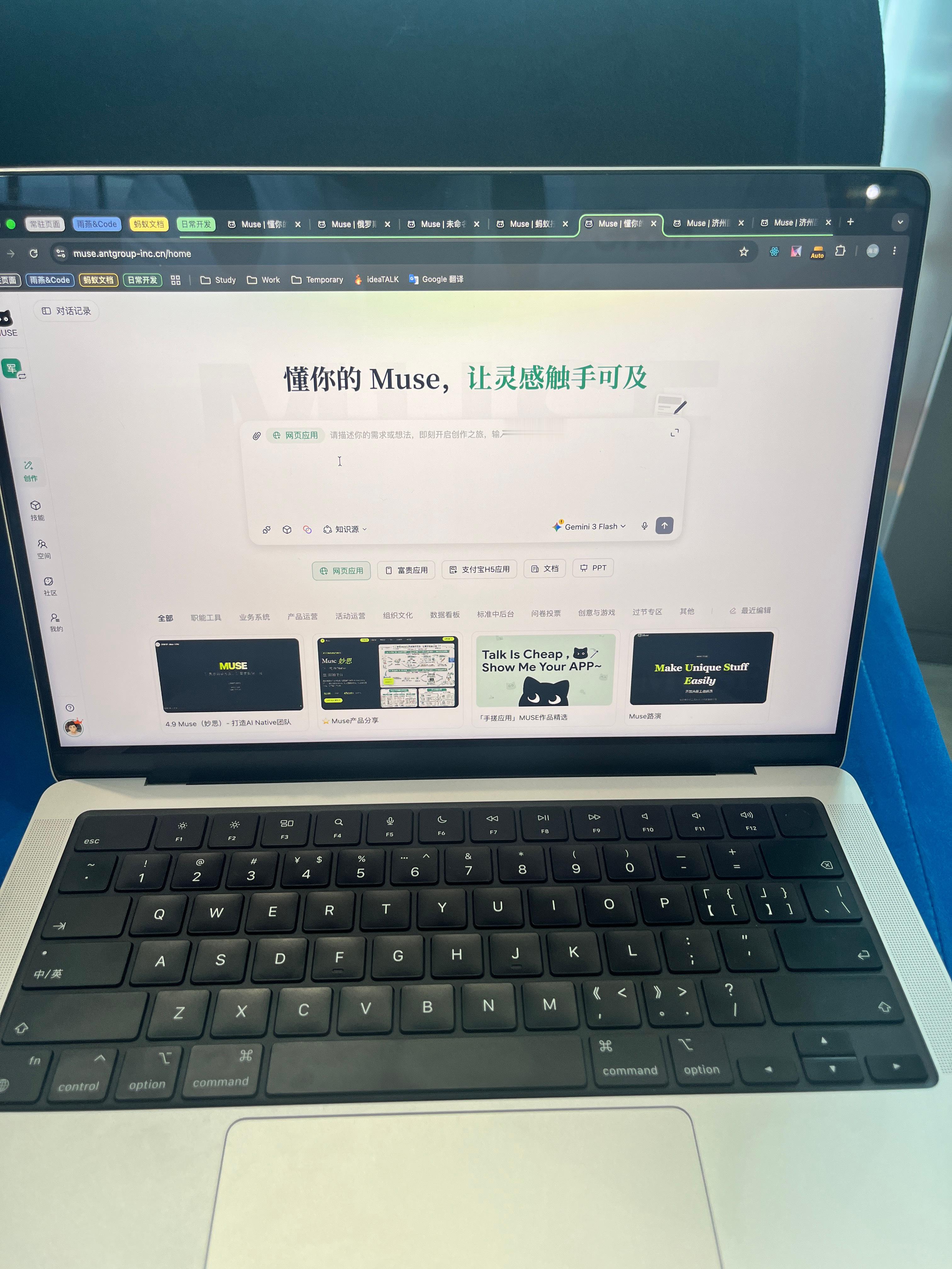 5月27日，在杭州西湖边上的蚂蚁A空间，100多个展位上，产品经理们忙着介绍着各