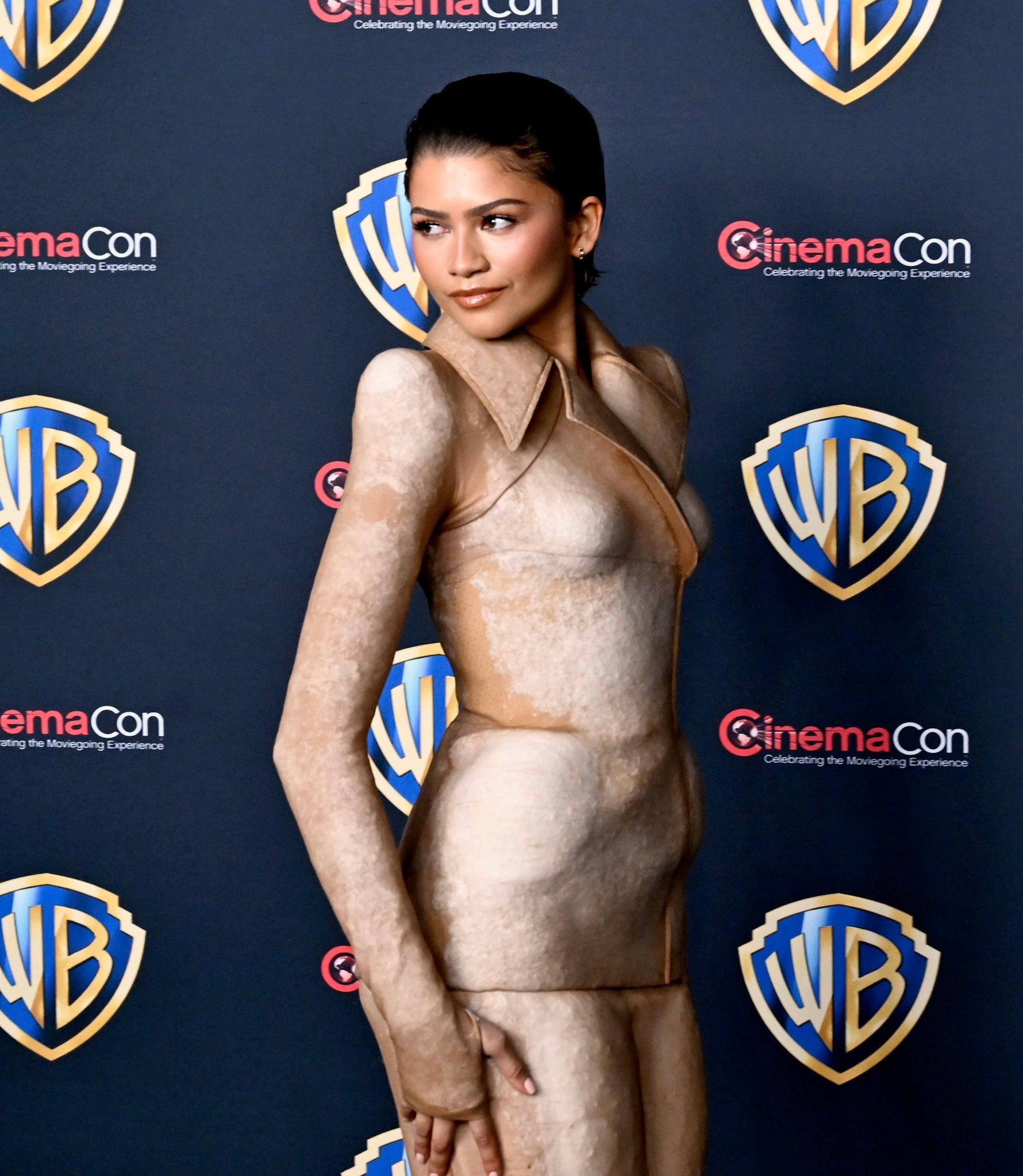 赞达亚“沙丘装” 造型亮相CinemaCon宣传《沙丘3》 