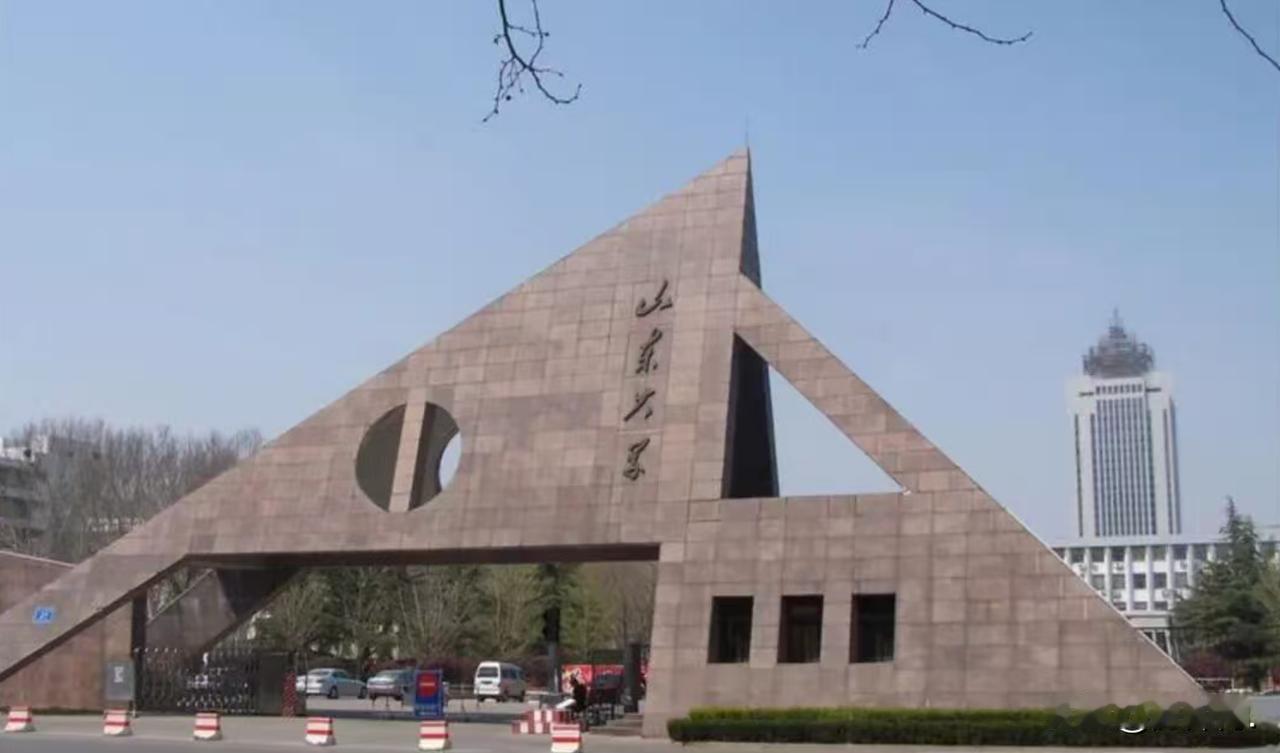 20多年前，迈进大学校园的时候，学校主大门，是图1的样子。

那时候，校园里流传