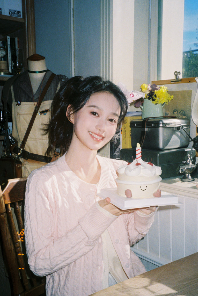 夏梦24岁生日照 夏梦24岁生日照来啦~马尾小梦萌力十足！生日快乐，事业顺利呀 