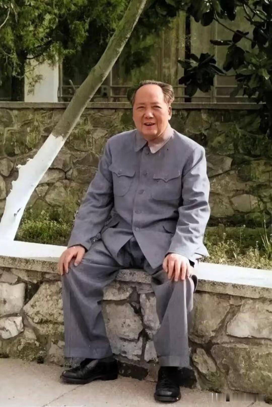 2. 一切反动派都是纸老虎。
面对帝国主义威胁提出，揭示反动势力外强中干的本质。