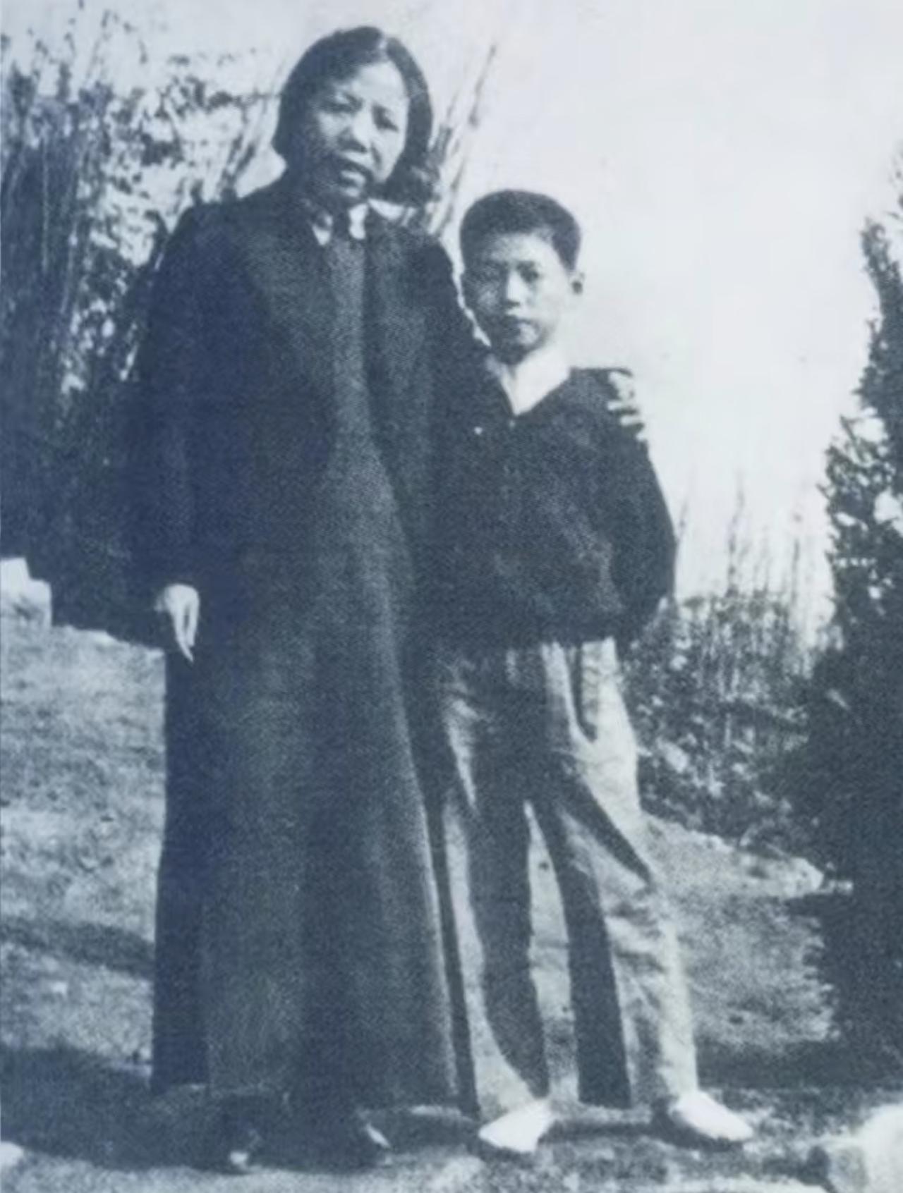 此前不少网友认错这张1940年拍于重庆周公馆外的老照片：站在邓颖超身边的男孩，不