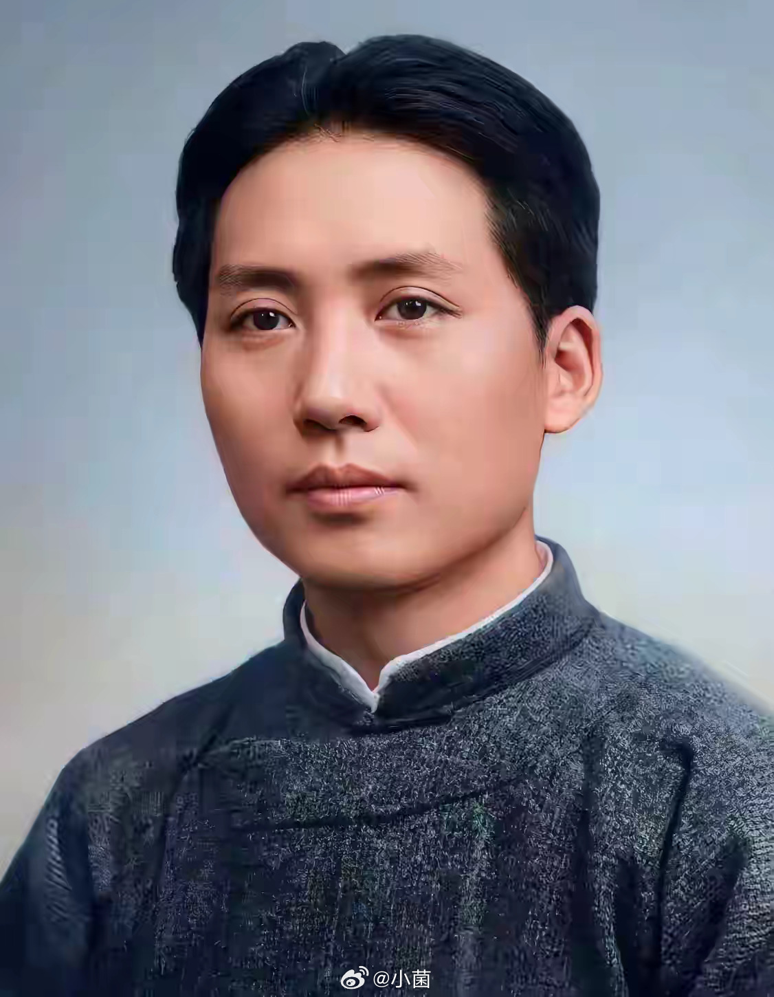 毛主席年轻时的模样！五官端正英俊从眼神里透露出自信善良胸怀大志，有着崇高的理想。