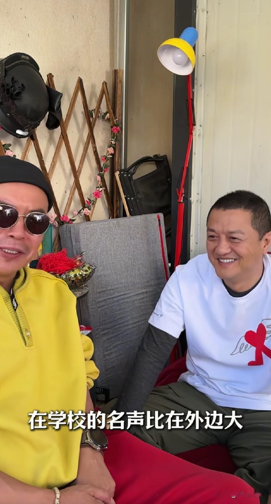 李亚鹏先生在囊谦县做公益的时候，偶遇了这位同学，他是中戏96级表演班的，也是当年