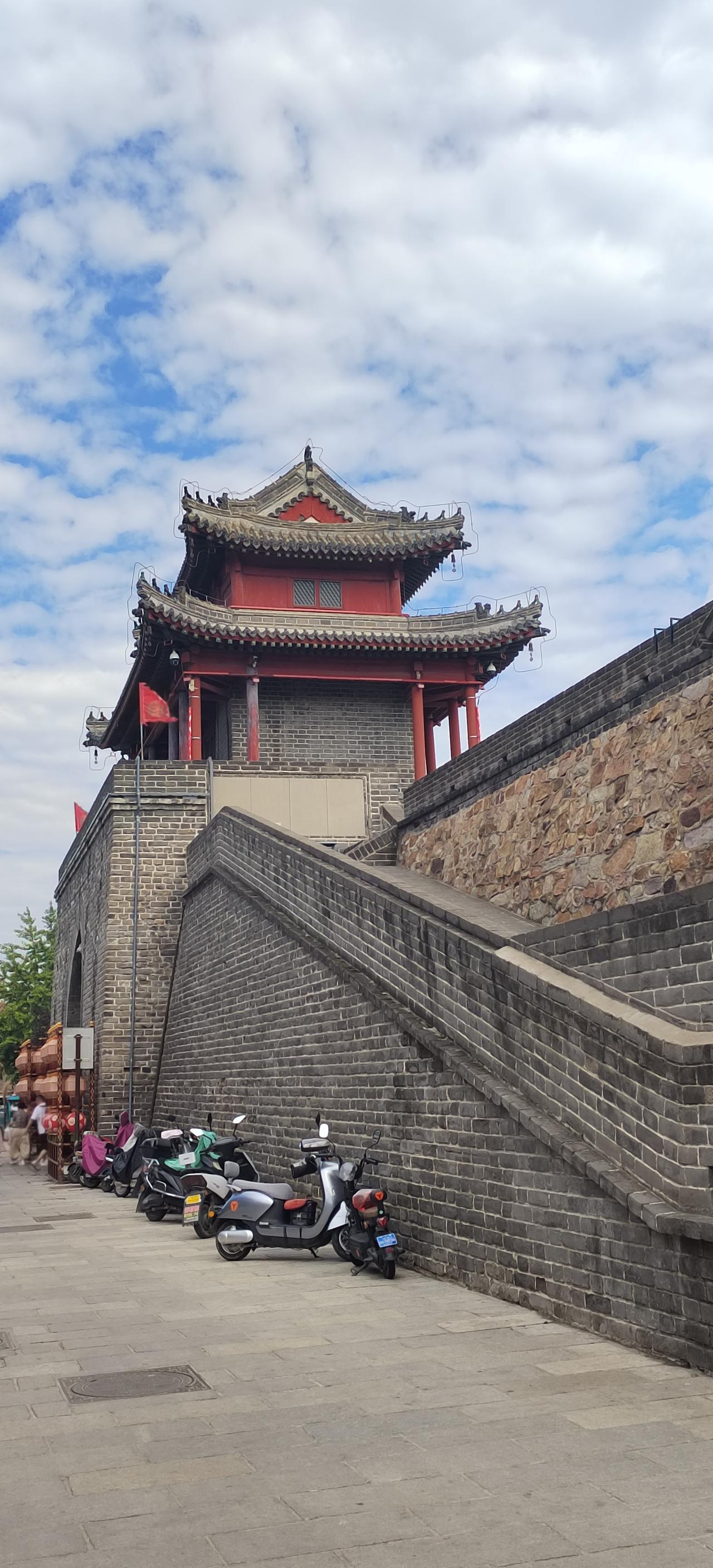 辽西滨海之畔，一座明代古城静静伫立六百年，这便是兴城古城，古称宁远。它不似江南古