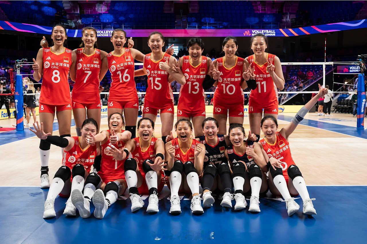 中国女排3比2德国女排 中国女排今年世界联赛第8张胜利大合照！ ​​​