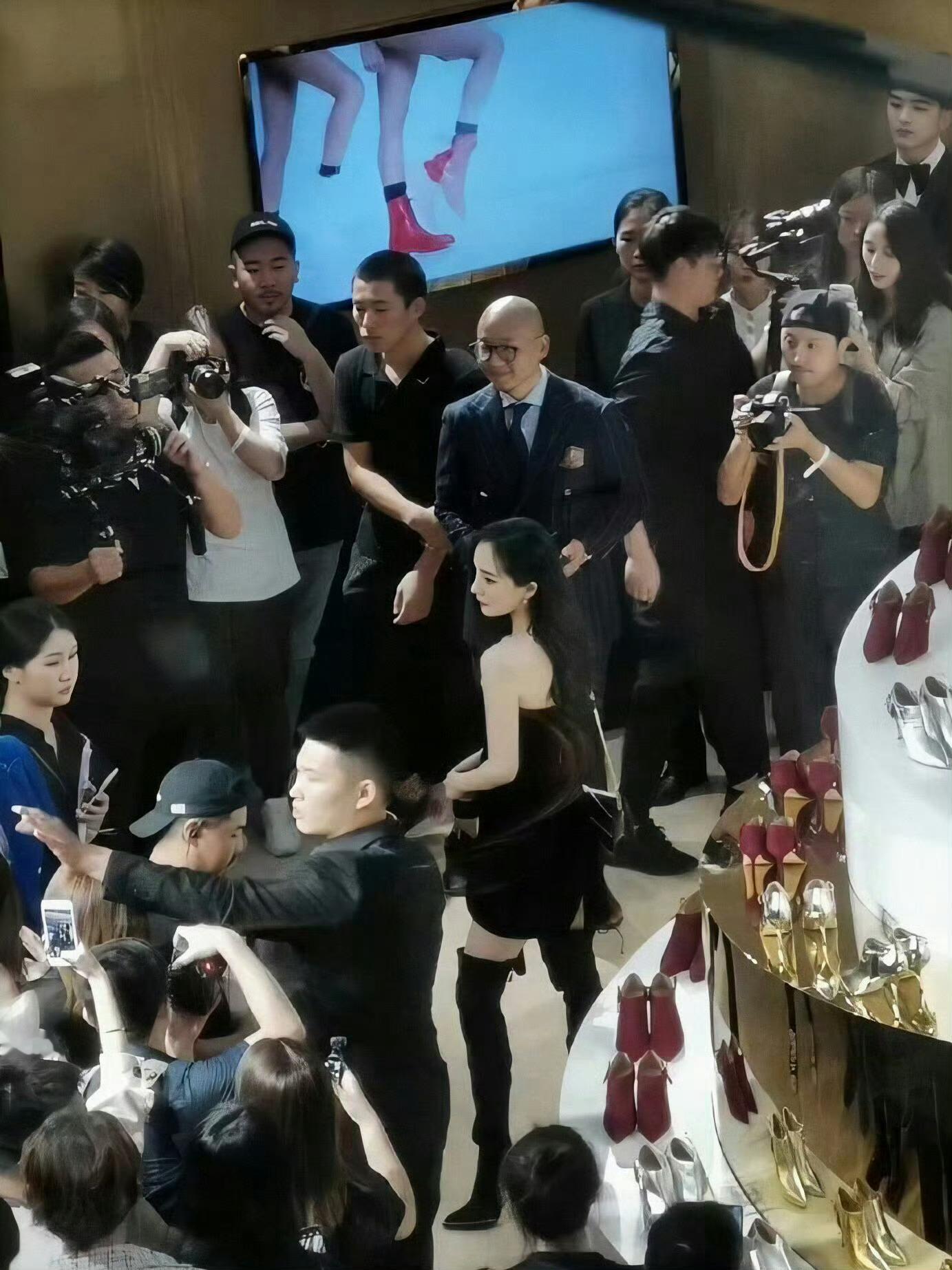 杨幂回签SW当年的神图！她值得！ 