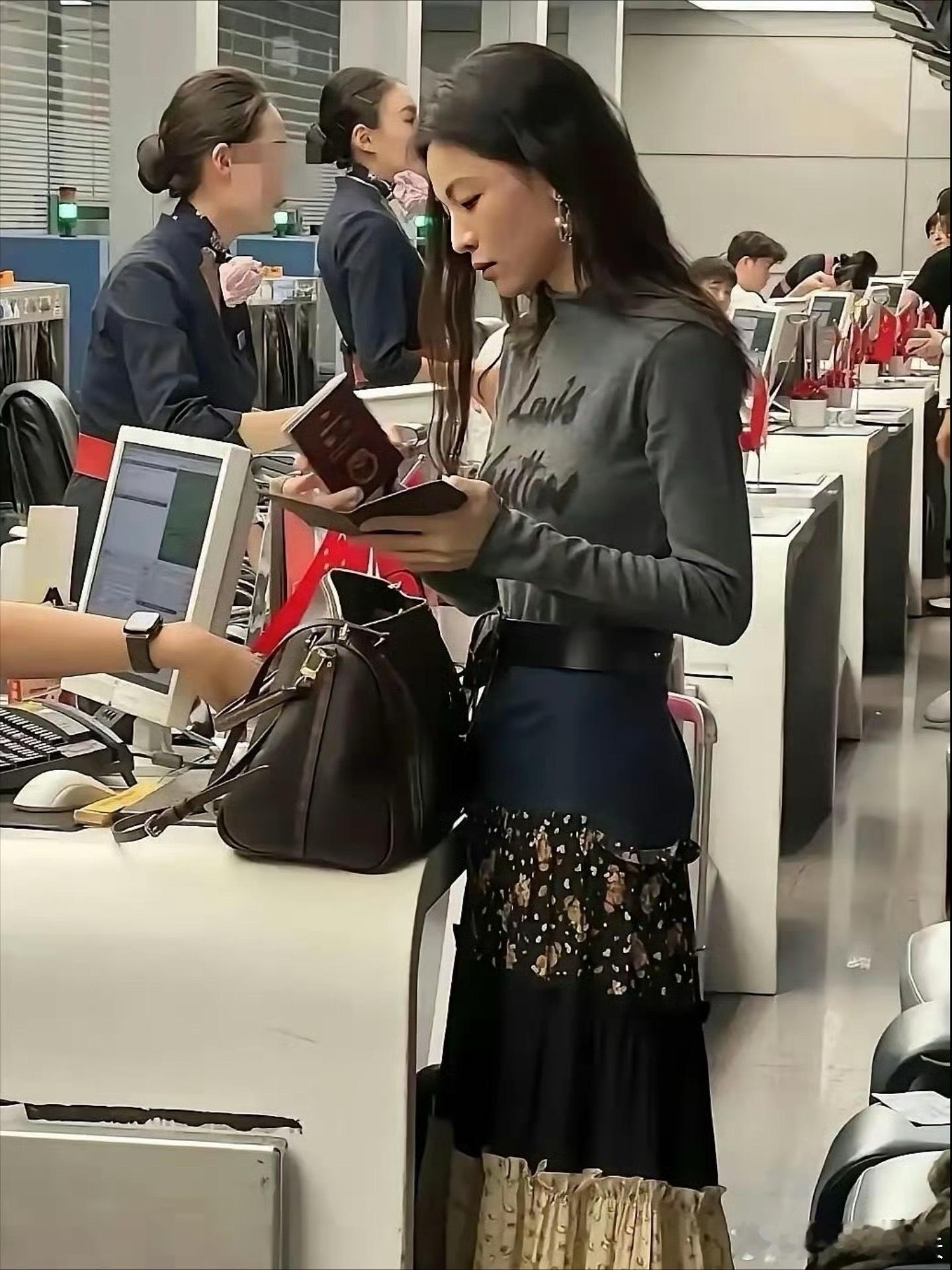 钟楚曦现实中有种惊为天人的美感！ 