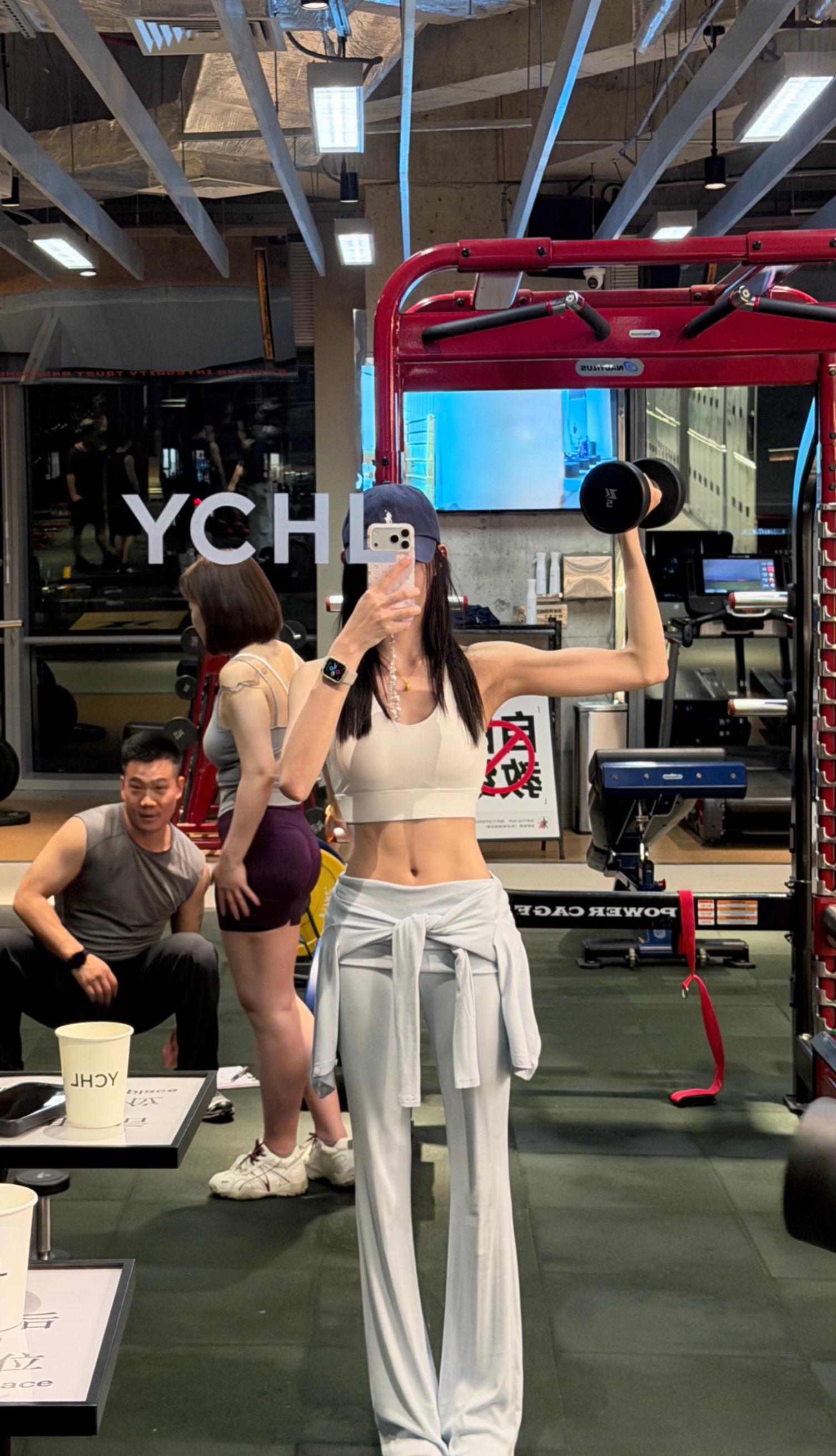 还吃呢闺蜜 下个月就30度了