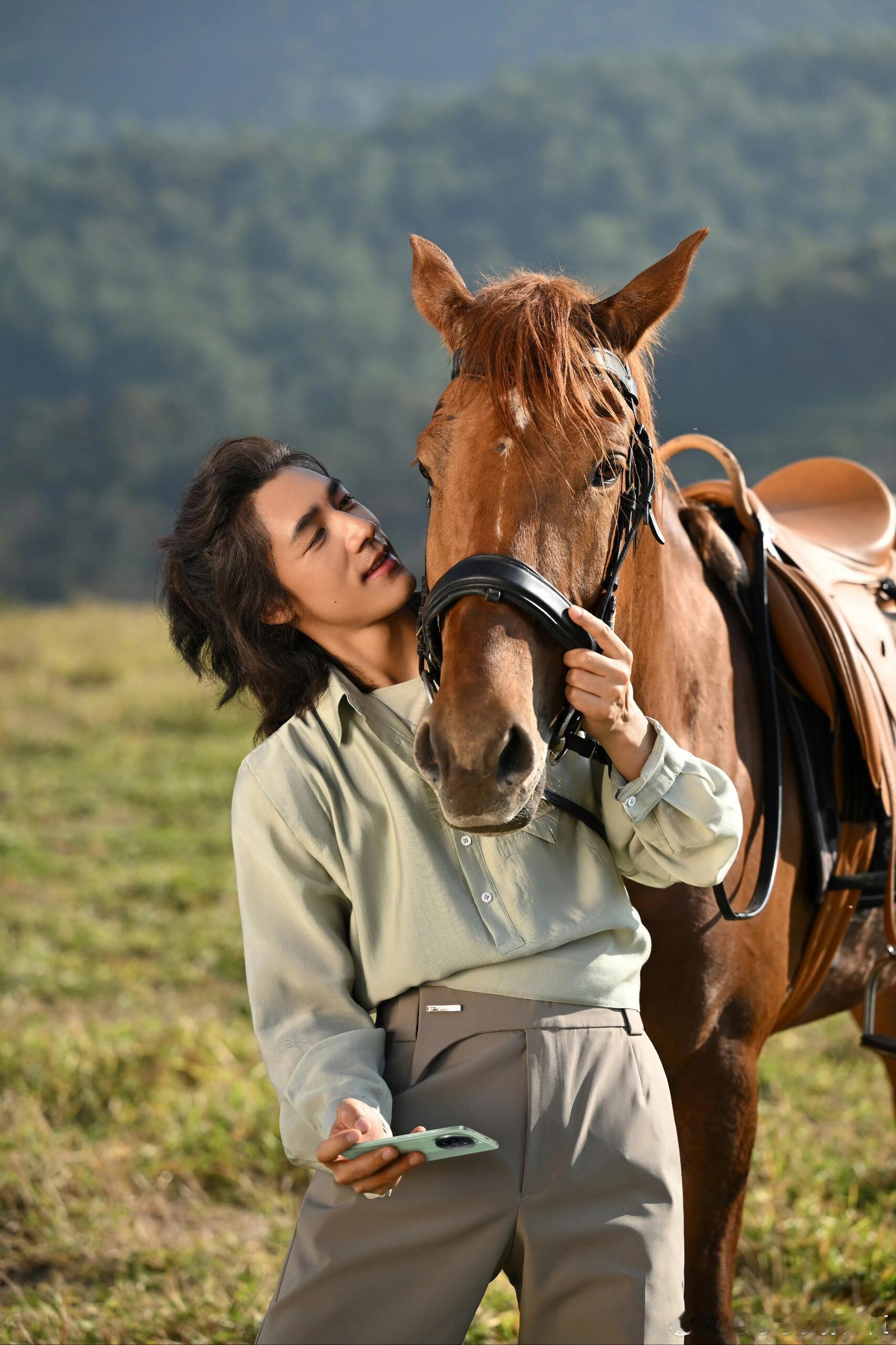 此沙马年春晚要在长江大桥骑马 狠狠期待！此沙现身蜀南竹海体验美食，官宣将在长江第