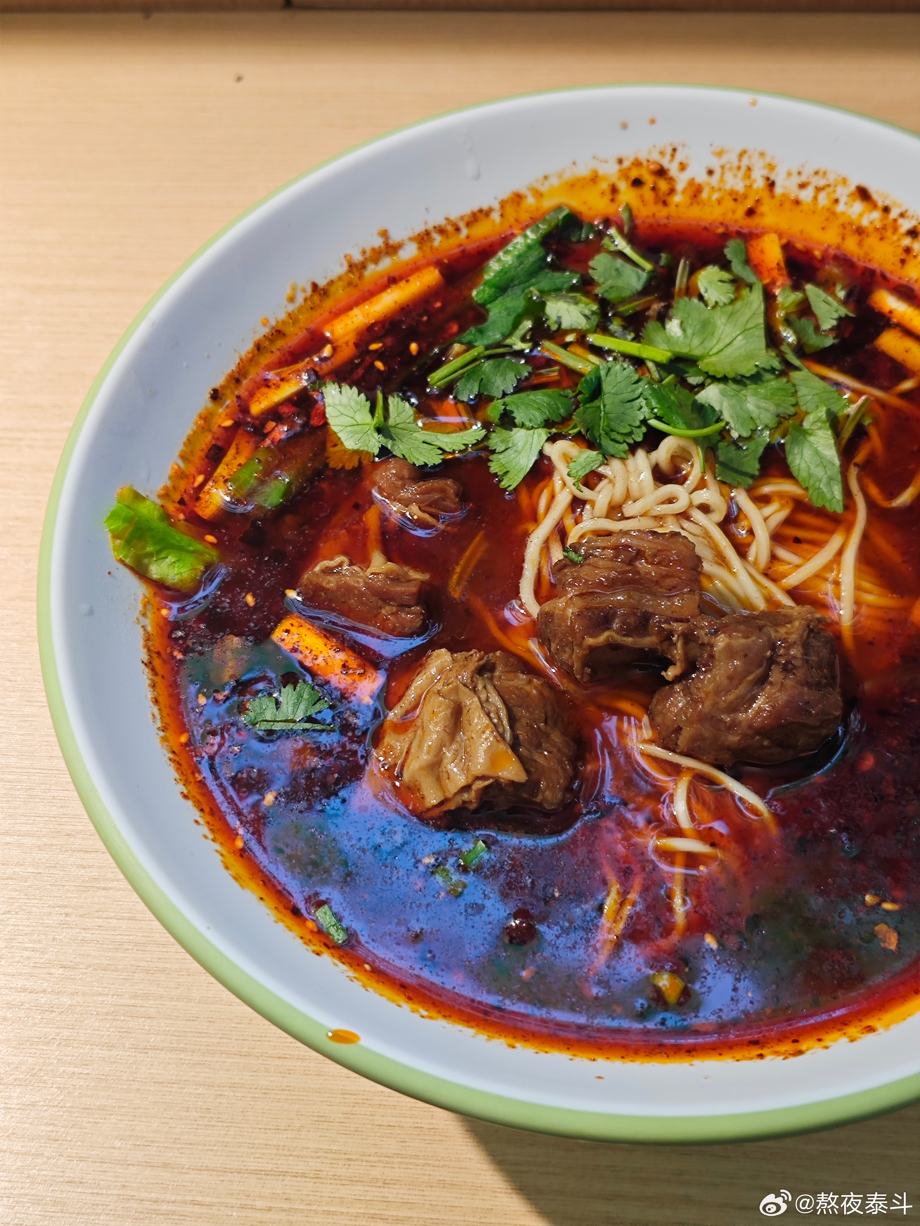 去四川了几次都没吃，回西安吃上内江牛肉面了牛肉是真的多，麻辣鲜香，牛肉实在，汤底