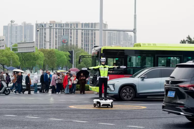 苏超开赛！墨甲交警机器人上岗常州，护航揭幕战